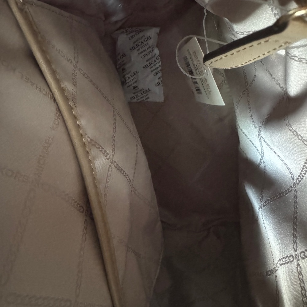 ♥️NWT Michael Kors Womens Rhea Zip Medium Backpack Vanilla Multi♥️ - Picture 3 of 12